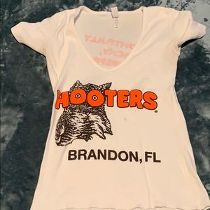 Hooters tee